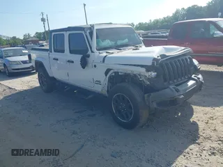 2021 Jeep Gladiator Willys z VIN 1C6HJTAG0ML523351, wystawiony jako IAAI lot #42653040 z przebiegiem 38 912 mil mil oraz . Historia ofert i sprzedaży dostępna na DreamBid. Obrazek 1.