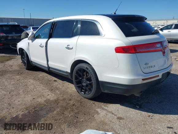 2016 Lincoln MKT EcoBoost z VIN 2LMHJ5AT0GBL00877, wystawiony jako IAAI lot #41722584 z przebiegiem 148 585 mil mil oraz . Historia ofert i sprzedaży dostępna na DreamBid. Obrazek 3.