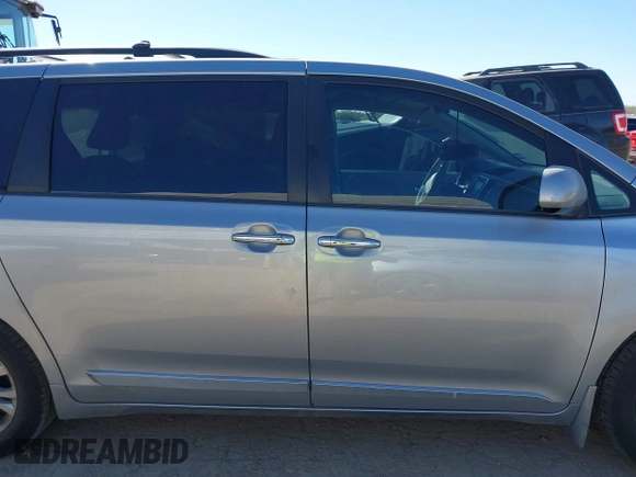 2014 Toyota Sienna XLE z VIN 5TDYK3DC6ES420613, wystawiony jako IAAI lot #41207273 z przebiegiem 58 775 mil mil oraz . Historia ofert i sprzedaży dostępna na DreamBid. Obrazek 13.