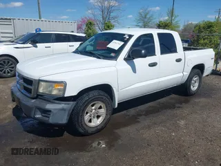 2008 Dodge Dakota с VIN 1D3HW38N38S581620, выставлен на аукционе IAAI как лот 41961741 с пробегом 133 760 миль миль и . История ставок и продаж доступна на DreamBid. Изображение 2.