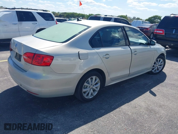 2011 Volkswagen Jetta SE with VIN 3VWDX7AJ4BM330363, listed as a IAAI auction lot 41841068 with 154,676 mi miles and . Bid and sale history available at DreamBid. Image 4.