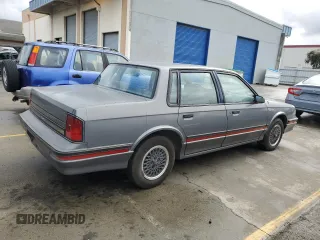 1988 Oldsmobile Cutlass z VIN 2G3AJ5133J2335499, wystawiony jako Copart lot #44587035 z przebiegiem 90 432 mil mil oraz Tytuł czysty. Historia ofert i sprzedaży dostępna na DreamBid. Obrazek 3.