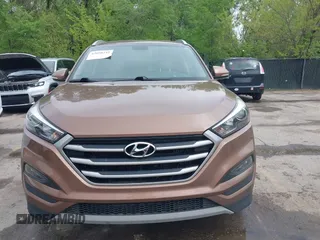 2017 Hyundai Tucson Value z VIN KM8J33A29HU389413, wystawiony jako IAAI lot #42098242 z przebiegiem 98 738 mil mil oraz . Historia ofert i sprzedaży dostępna na DreamBid. Obrazek 6.