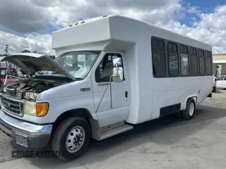 2005 Ford Econoline Cargo z VIN 1FDXE45S15HA86103, wystawiony jako Copart lot #57463555 z przebiegiem 41 714 mil mil oraz Czysty tytuł • Clean title. Historia ofert i sprzedaży dostępna na DreamBid. Obrazek 2.