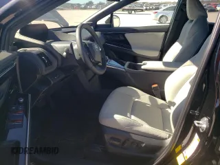 2023 Toyota bZ4X XLE z VIN JTMABACA8PA040260, wystawiony jako Copart lot #42473684 z przebiegiem 5 884 mil mil oraz . Historia ofert i sprzedaży dostępna na DreamBid. Obrazek 7.