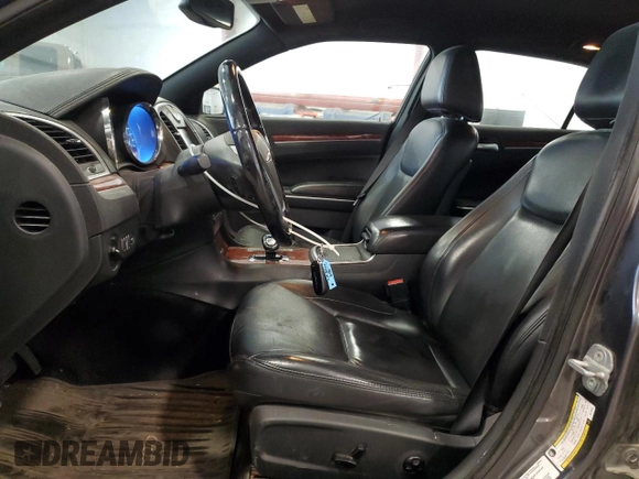 2014 Chrysler 300 z VIN 2C3CCARG2EH128807, wystawiony jako Copart lot #53932515 z przebiegiem 420 915 mil mil oraz Szkoda całkowita • Salvage title. Historia ofert i sprzedaży dostępna na DreamBid. Obrazek 7.