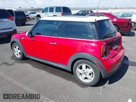 2009 MINI Hardtop z VIN WMWMF33529TW79643, wystawiony jako IAAI lot #42193593 z przebiegiem 129 321 mil mil oraz . Historia ofert i sprzedaży dostępna na DreamBid. Obrazek 3.