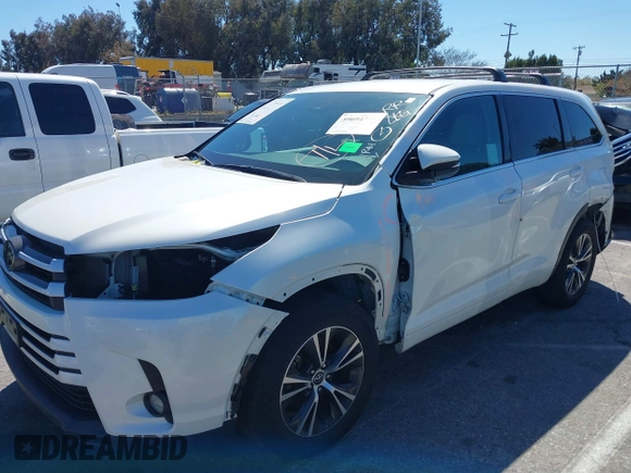 2018 Toyota Highlander LE z VIN 5TDZZRFH2JS278492, wystawiony jako IAAI lot #39094360 z przebiegiem 44 531 mil mil oraz . Historia ofert i sprzedaży dostępna na DreamBid. Obrazek 6.
