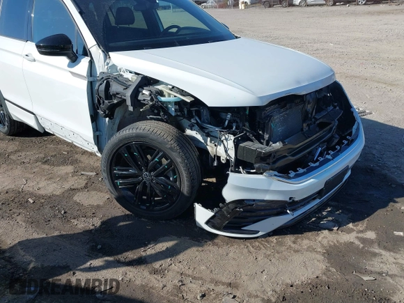 2022 Volkswagen Tiguan SE R-Line Black z VIN 3VVCB7AX8NM131565, wystawiony jako IAAI lot #40769279 z przebiegiem 26 000 mil mil oraz . Historia ofert i sprzedaży dostępna na DreamBid. Obrazek 6.