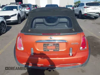 2005 MINI Convertible S z VIN WMWRH33525TF83816, wystawiony jako IAAI lot #42359592 z przebiegiem 137 013 mil mil oraz . Historia ofert i sprzedaży dostępna na DreamBid. Obrazek 16.