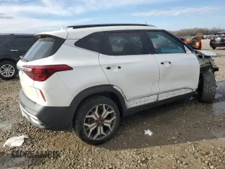2021 Kia Seltos SX z VIN KNDETCA28M7141605, wystawiony jako Copart lot #48592005 z przebiegiem 64 088 mil mil oraz Szkoda całkowita • Salvage title. Historia ofert i sprzedaży dostępna na DreamBid. Obrazek 3.