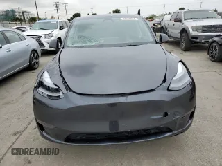 2025 Tesla Model Y Long Range with VIN 7SAYGDED4SF242721, listed as a Copart auction lot 56159955 with 7,131 mi miles and Salvage Title. Bid and sale history available at DreamBid. Image 5.