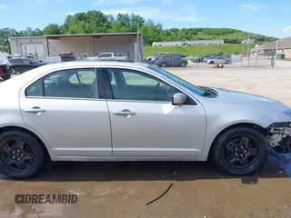2010 Ford Fusion SE z VIN 3FAHP0HA6AR238485, wystawiony jako IAAI lot #42237682 z przebiegiem 147 260 mil mil oraz . Historia ofert i sprzedaży dostępna na DreamBid. Obrazek 13.