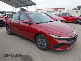 2024 Hyundai Elantra SEL z VIN KMHLM4DG6RU775047, wystawiony jako IAAI lot #42138412 z przebiegiem 10 604 mil mil oraz . Historia ofert i sprzedaży dostępna na DreamBid. Obrazek 1.