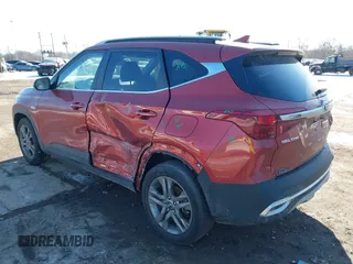 2021 Kia Seltos S z VIN KNDEUCAA5M7226700, wystawiony jako IAAI lot #41525957 z przebiegiem 45 963 mil mil oraz . Historia ofert i sprzedaży dostępna na DreamBid. Obrazek 3.