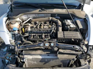 2018 Volkswagen Beetle S z VIN 3VW5DAAT8JM517356, wystawiony jako Copart lot #52709705 z przebiegiem 36 437 mil mil oraz Szkoda całkowita • Salvage title. Historia ofert i sprzedaży dostępna na DreamBid. Obrazek 11.