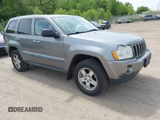 2007 Jeep Grand Cherokee Laredo z VIN 1J8GR48K77C660281, wystawiony jako IAAI lot #42293216 z przebiegiem 242 714 mil mil oraz . Historia ofert i sprzedaży dostępna na DreamBid. Obrazek 1.