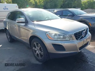 2013 Volvo XC60 T6 z VIN YV4902DZ1D2430123, wystawiony jako IAAI lot #42488815 z przebiegiem 74 007 mil mil oraz . Historia ofert i sprzedaży dostępna na DreamBid. Obrazek 1.