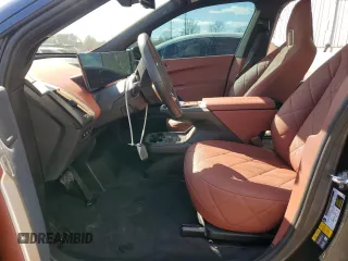 2023 BMW iX xDrive50 z VIN WB523CF04PCL57730, wystawiony jako Copart lot #44370183 z przebiegiem 5038 mil mil oraz . Historia ofert i sprzedaży dostępna na DreamBid. Obrazek 7.