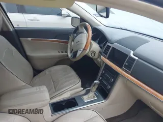 2010 Lincoln MKZ z VIN 3LNHL2GC2AR627799, wystawiony jako IAAI lot #42380024 z przebiegiem Nie podano mil oraz . Historia ofert i sprzedaży dostępna na DreamBid. Obrazek 5.