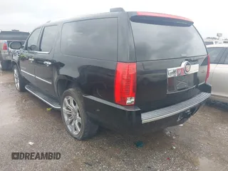 2008 Cadillac Escalade ESV z VIN 1GYFK668X8R271590, wystawiony jako IAAI lot #41562499 z przebiegiem 175 365 mil mil oraz . Historia ofert i sprzedaży dostępna na DreamBid. Obrazek 3.