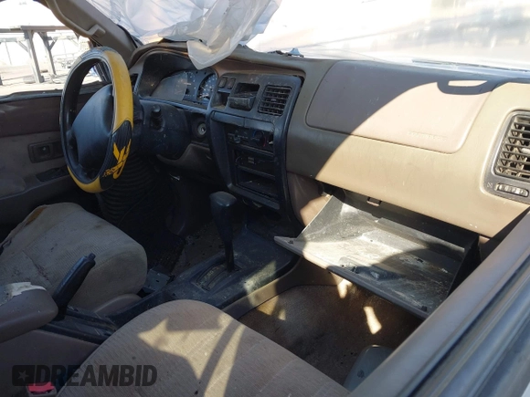 1998 Toyota 4Runner SR5 z VIN JT3GN86RXW0058568, wystawiony jako IAAI lot #38222829 z przebiegiem 217 390 mil mil oraz . Historia ofert i sprzedaży dostępna na DreamBid. Obrazek 5.