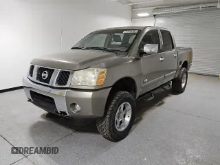 2006 Nissan Titan LE z VIN 1N6AA07BX6N573134, wystawiony jako Copart lot #46487815 z przebiegiem 161 174 mil mil oraz Czysty tytuł • Clean title. Historia ofert i sprzedaży dostępna na DreamBid. Obrazek 1.