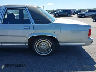 1989 Ford Crown Victoria z VIN 2FABP74F3KX201705, wystawiony jako IAAI lot #42318605 z przebiegiem 93 429 mil mil oraz . Historia ofert i sprzedaży dostępna na DreamBid. Obrazek 13.