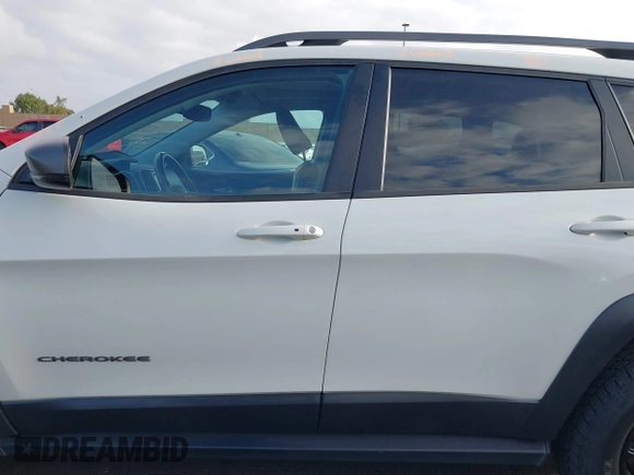 2019 Jeep Cherokee Trailhawk with VIN 1C4PJMBX0KD227083, listed as a IAAI auction lot 42120076 with 118,431 mi miles and . Bid and sale history available at DreamBid. Image 15.