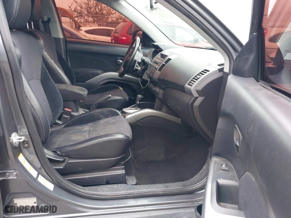 2011 Mitsubishi Outlander SE with VIN JA4AS3AW2BU040220, listed as a IAAI auction lot 41728765 with 192,187 mi miles. Bid and sale history available at carsss.com. Image 5.