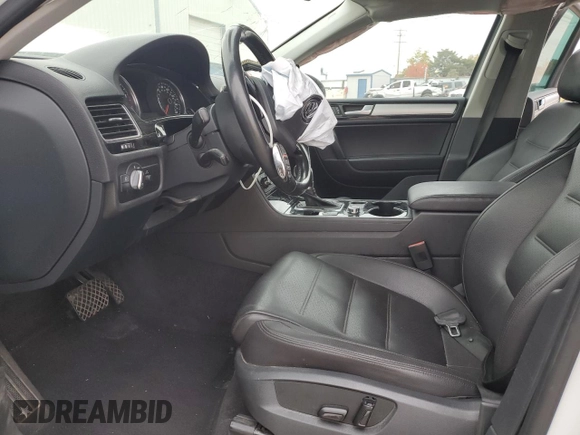 2014 Volkswagen Touareg Sport with VIN WVGEF9BP3ED005921, listed as a Copart auction lot 77372514 with 156,753 mi miles and Salvage Title. Bid and sale history available at DreamBid. Image 7.