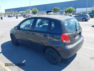 2006 Chevrolet Aveo LS z VIN KL1TD66686B523769, wystawiony jako IAAI lot #42835077 z przebiegiem Nie podano mil oraz . Historia ofert i sprzedaży dostępna na DreamBid. Obrazek 3.