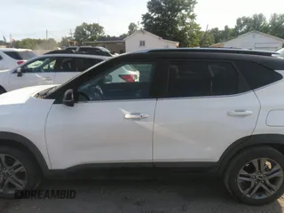 2023 Kia Seltos S z VIN KNDEU2AA7P7398791, wystawiony jako IAAI lot #42162988 z przebiegiem 66 065 mil mil oraz . Historia ofert i sprzedaży dostępna na DreamBid. Obrazek 14.