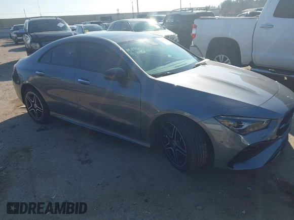 2024 Mercedes-Benz CLA 250 z VIN W1K5J4HB4RN461367, wystawiony jako IAAI lot #41590994 z przebiegiem 6 251 mil mil oraz . Historia ofert i sprzedaży dostępna na DreamBid. Obrazek 1.