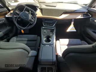 2024 Audi e-tron GT Premium Plus z VIN WAUFJBFW6R7002867, wystawiony jako Copart lot #65195534 z przebiegiem Nie podano mil oraz Szkody całkowita. Historia ofert i sprzedaży dostępna na DreamBid. Obrazek 8.