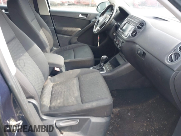2015 Volkswagen Tiguan S z VIN WVGBV7AX8FW503114, wystawiony jako IAAI lot #42397033 z przebiegiem 200 658 mil mil oraz . Historia ofert i sprzedaży dostępna na DreamBid. Obrazek 5.