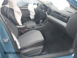 2025 Volkswagen Jetta SE z VIN 3VW7X7BU0SM043351, wystawiony jako IAAI lot #42188268 z przebiegiem 3 643 mil mil oraz . Historia ofert i sprzedaży dostępna na DreamBid. Obrazek 5.