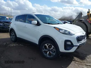 2020 Kia Sportage LX z VIN KNDPMCAC7L7811576, wystawiony jako IAAI lot #41709400 z przebiegiem 70 998 mil mil oraz . Historia ofert i sprzedaży dostępna na DreamBid. Obrazek 1.