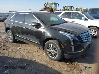 2019 Cadillac XT5 Luxury FWD z VIN 1GYKNCRS8KZ174648, wystawiony jako IAAI lot #41803177 z przebiegiem 99 010 mil mil oraz . Historia ofert i sprzedaży dostępna na DreamBid. Obrazek 1.