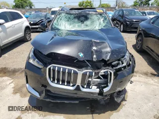 2025 BMW X1 xDrive28i z VIN WBX73EF04S5229221, wystawiony jako Copart lot #56726815 z przebiegiem 1617 mil mil oraz Nie do naprawy. Historia ofert i sprzedaży dostępna na DreamBid. Obrazek 5.