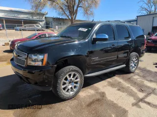 2014 Chevrolet Tahoe LT z VIN 1GNSKBE03ER237860, wystawiony jako Copart lot #50542385 z przebiegiem 159 852 mil mil oraz Szkoda całkowita • Salvage title. Historia ofert i sprzedaży dostępna na DreamBid. Obrazek 1.