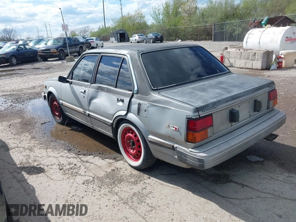 1983 Honda Civic z VIN JHMST3433DS003988, wystawiony jako IAAI lot #42069678 z przebiegiem 155 104 mil mil oraz . Historia ofert i sprzedaży dostępna na DreamBid. Obrazek 3.