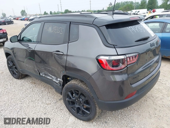 2022 Jeep Compass Latitude z VIN 3C4NJDBBXNT194359, wystawiony jako IAAI lot #42434355 z przebiegiem 45 090 mil mil oraz . Historia ofert i sprzedaży dostępna na DreamBid. Obrazek 3.