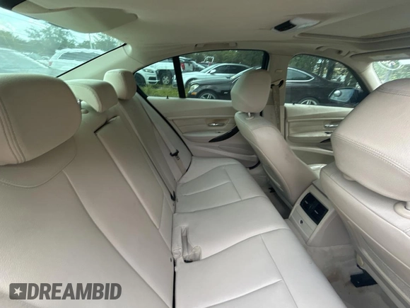 2012 BMW 3 Series 328i z VIN WBA3A5C5XCF347638, wystawiony jako Copart lot #59191275 z przebiegiem 90 830 mil mil oraz Czysty tytuł • Clean title. Historia ofert i sprzedaży dostępna na DreamBid. Obrazek 6.