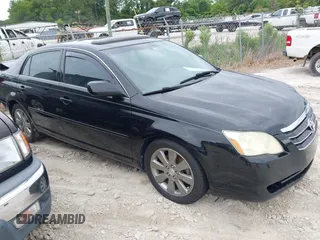 2006 Toyota Avalon XL z VIN 4T1BK36B46U146718, wystawiony jako IAAI lot #42346553 z przebiegiem 424 178 mil mil oraz . Historia ofert i sprzedaży dostępna na DreamBid. Obrazek 1.