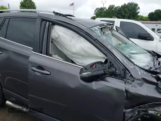 2018 Toyota RAV4 XLE z VIN JTMWFREV3JJ184752, wystawiony jako IAAI lot #42356452 z przebiegiem 79 532 mil mil oraz . Historia ofert i sprzedaży dostępna na DreamBid. Obrazek 19.