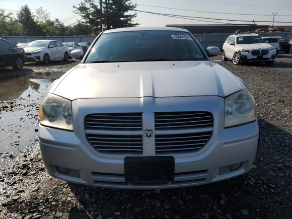 2005 Dodge Magnum RT z VIN 2D4GV58255H677120, wystawiony jako Copart lot #65955544 z przebiegiem 157 671 mil mil oraz Szkoda całkowita • Salvage title. Historia ofert i sprzedaży dostępna na DreamBid. Obrazek 5.