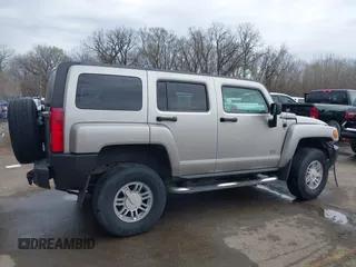 2008 Hummer H3 Luxury z VIN 5GTEN13E888134264, wystawiony jako IAAI lot #41884147 z przebiegiem 154 901 mil mil oraz . Historia ofert i sprzedaży dostępna na DreamBid. Obrazek 14.