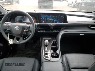 2025 Toyota Crown XLE z VIN JTDACAAJ1S3005122, wystawiony jako Copart lot #59146855 z przebiegiem 3206 mil mil oraz Szkody całkowita. Historia ofert i sprzedaży dostępna na DreamBid. Obrazek 8.
