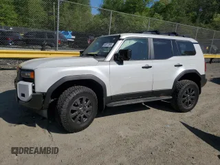 2024 Toyota Land Cruiser z VIN JTEABFAJ4R5006954, wystawiony jako Copart lot #54917565 z przebiegiem 8690 mil mil oraz Szkody całkowita. Historia ofert i sprzedaży dostępna na DreamBid. Obrazek 1.